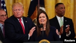 Msemaji wa White House Sarah Huckabee Sanders (Katikati)
