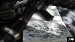 Фото з позиції біля Часового Яру Донецької області, 1 травня 2024 р. Малюнки в альбомі українського льотчика-розвідника 22-ї бригади Андрія, позивний "Рой". Genya SAVILOV/AFP