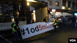 Pripreme za 40. protesno okupljanje "1 od 5 miliona" na Platou ispred Filozofskog fakulteta u Beogradu, 7. septembra 2019. (Foto: Aleksandra Nenadović, VOA)
