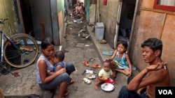 Keluarga miskin yang tinggal di salah satu kawasan kumuh di Jakarta (foto: dok). Pemerintah akan menggenjot investasi untuk menekan angka kemiskinan di Indonesia.