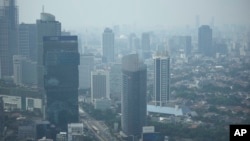 Kabut asap menyelimuti kawasan bisnis utama di Jakarta, 11 Agustus 2023. (Foto: AP)