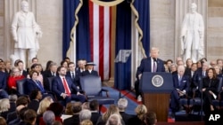 도널드 트럼프 대통령이 2025년 1월 20일 워싱턴 미 의사당 로툰다에서 열린 대통령 취임식에서 제47대 미국 대통령으로 취임 선서를 한 후 취임사를 하고 있다. 