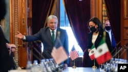 Wakil Presiden Kamala Harris dan Presiden Meksiko Andres Manuel Lopez Obrador tiba untuk pertemuan bilateral di Istana Nasional, di Mexico City, Selasa, 8 Juni 2021.