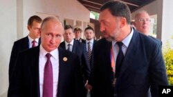 Ruski predsednik Vladimir Putin i magnat Oleg Deripaska na samitu APEK-a u Vijetnamu (arhivski snimak) 
