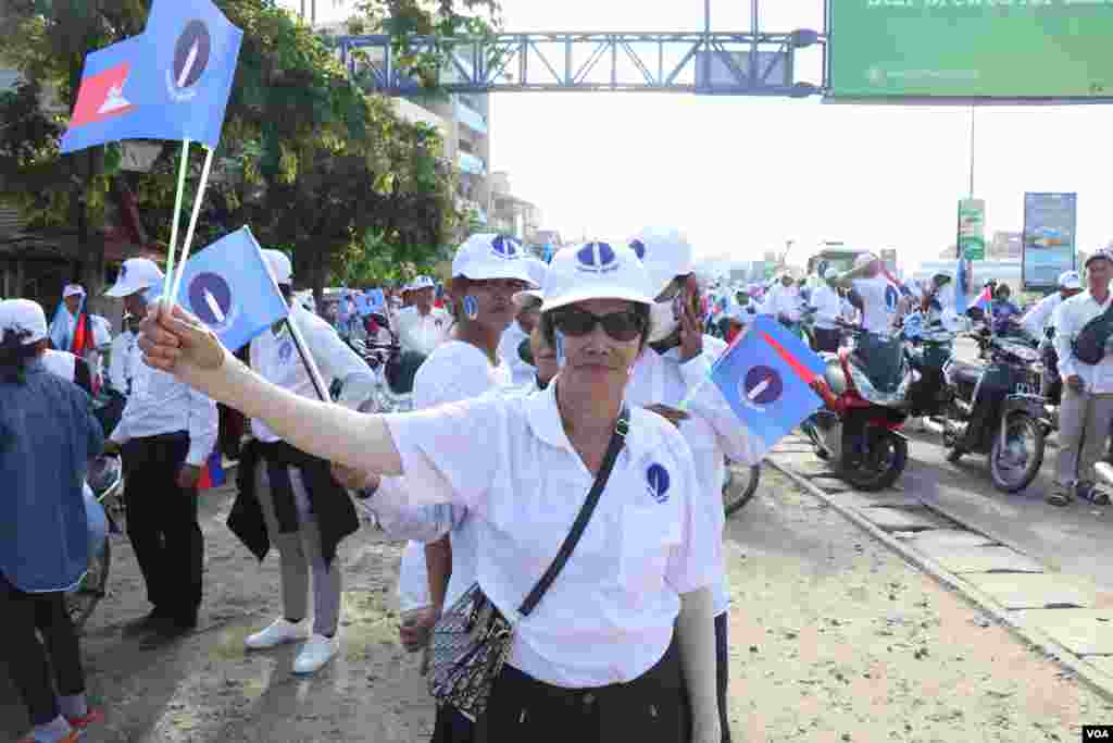 អ្នកគាំទ្រ​គណបក្ស​ភ្លើង​ទៀន​ដង្ហែ​ក្បួន​នៅ​រាជធានី​ភ្នំពេញ នា​ថ្ងៃ​បញ្ចប់​នៃ​យុទ្ធនាការ​ឃោសនា​រក​សំឡេង​ឆ្នោត ថ្ងៃទី​៣ ខែមិថុនា ឆ្នាំ​២០២២។ (ស៊ុន ណារិន/វីអូអេ)