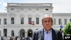 L'ancien président de l'UEFA Michel Platini quitte le Tribunal pénal fédéral suisse, le 8 juin 2022.