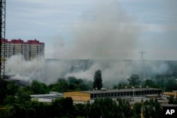 El humo se eleva después de un ataque con misiles rusos en Kyiv, Ucrania, el domingo 5 de junio de 2022. (AP Photo/Natacha Pisarenko)