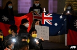 ពលរដ្ឋ​កាន់​បដា​និង​អុជ​ទៀន​ក្នុង​អំឡុង​បាតុកម្ម​មួយ​នៅ​ទី​ក្រុង​ Melbourne ប្រទេស​អូស្ត្រាលី​កាល​ពី​ថ្ងៃ​ទី​៤ ខែ​មិថុនា ឆ្នាំ​២០២២ ដើម្បីរំឭក​ខួប​ទី​៣៣​នៃ​ការ​បង្រាប​លើ​បាតុករ​គាំទ្រ​លទ្ធិប្រជាធិបតេយ្យ​នៅ​ទី​លាន​ Tienanmen (ធានអានមេន) នៅ​ប្រទេស​ចិន​កាល​ពី​ឆ្នាំ​១៩៨៩។