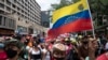Milicianos bolivarianos, simpatizantes del gobierno y trabajadores estatales participan en una marcha para brindar su apoyo al presidente venezolano Nicolás Maduro, quien se encuentra en una gira internacional por países asiáticos y europeos, en Caracas, el 9 de junio de 2022.