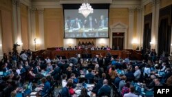 រូបឯកសារ៖ វីដេអូបង្ហាញអតីតអគ្គមេធាវី លោក William Barr កំពុងនិយាយត្រូវបានដាក់នៅលើអេក្រង់ ខណៈដែលគណៈកម្មាធិការសភាទទួលបន្ទុកស៊ើបអង្កេតការវាយប្រហារកាលពីថ្ងៃទី៦ ខែមករា លើវិមានរដ្ឋសភា បើកសវនាការនៅថ្ងៃទី១៣ ខែមិថុនា ឆ្នាំ២០២២។