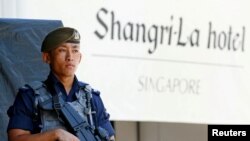 រូប​ឯកសារ៖ ប៉ូលិស​ម្នាក់​យាម​នៅ​ខាង​ក្រៅ​សន្និសីទ​កំពូល​​ស្តី​ពី​សន្តិសុខShangri-La Dialogue នៅ​ទី​ក្រុង​សិង្ហបុរី កាល​ពី​​ថ្ងៃ​ទី​៣១ ខែ​ឧសភា ឆ្នាំ​២០១៩។