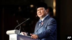 Menteri Pertahanan Indonesia Prabowo Subianto memberikan sambutan pada forum tahunan pertahanan dan keamanan Asia, International Institute for Strategic Studies (IISS) ke-19, Shangri-la Dialog, di Singapura, Sabtu, 11 Juni 2022. (AP Photo/Danial Hakim)