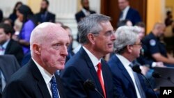 Kryetari i Dhomës së Përfaqësuesve të Arizonas, Rusty Bowers, Sekretari i Shtetit i Xhorxhias, Brad Raffensperger dhe Zëvendës Sekretari i Shtetit i Xhorxhias, Gabriel Sterling gjatë seancës dëgjimore në Kongres (21 qershor 2022)