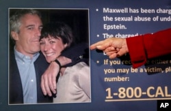 Audrey Strauss, penjabat jaksa AS untuk Distrik Selatan New York, menunjuk ke foto Jeffrey Epstein dan Ghislaine Maxwell selama konferensi pers di New York. Maxwell, secara pidana didakwa membantu Jeffrey Epstein dalam pelecehan seksualnya terhadap gadis remaja. (Foto:AP)