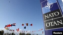 ARHIVA - Zastave NATO-a ispred sjedišta u Briselu, ( Foto: Reuters/Pascal Rossignol)