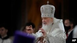 ARHIVA - Patrijarh Ruske pravoslavne crkve Kiril na službi u katedrali u Moskvi (Foto: AP/Alexander Zemlianichenko, Pool)