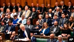 2022年7月6日，英國首相約翰遜面對英國下院對首相的質詢回答問題。本照片由英國議會發布，美聯社提供。