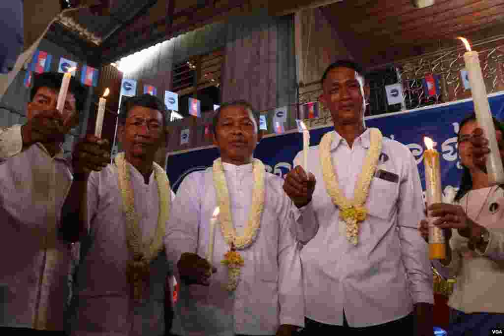 បេក្ខជនជាប់ឆ្នោតមេឃុំ និងក្រុមប្រឹក្សាជាប់ឆ្នោតរបស់គណបក្សភ្លើងទៀត ចូលរួមពិធីអបអរសាទរជ័យជម្នះរបស់ពួកគេ នៅក្នុងខេត្តកំពង់ធំ ថ្ងៃទី២៦ ខែមិថុនា ឆ្នាំ២០២២ ។ (ស៊ុន ណារិន/វីអូអេ)