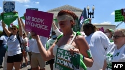 Demonstranti ispred Vrhovnog suda u Washingotnu traže da se očuva pravo na abortus.