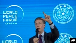 2022年7月4日，美國駐華大使伯恩斯（Nicholas Burns）在北京召開的世界和平論壇上講話。（美聯社照片）