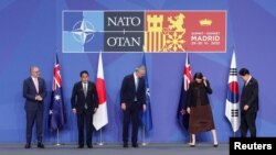 澳大利亚总理阿尔巴内斯、日本首相岸田文雄、北约秘书长斯托尔滕贝格、新西兰总理阿德恩与韩国总统尹锡悦准备在北约马德里峰会期间合影。(路透社2022年6月29日)