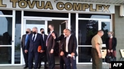 白宮國家安全委員會印太政策協調員坎貝爾(左前)與所羅門群島反對派領袖馬修·威爾(右三)在霍尼亞拉會面後離開。(2022年4月22日)