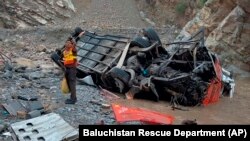 Mabaki ya basi lililohusika kwenye ajali nchini Pakistan. Picha ya maktaba.