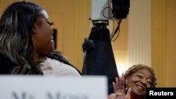 Wandrea "Shaye" Moss kthehet nga nëna e saj Ruby Freeman që përshëndet gjatë seancës (21 qershor 2022)