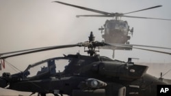 资料照片：叙利亚东部一个美军基地正在起降直升飞机(2019年11月11日）