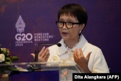 Menlu Retno Marsudi memberikan keterangan pers usai penutupan Pertemuan Menlu G20 di Nusa Dua, 8 Juli 2022. (Foto: AFP/Dita Alangkara)