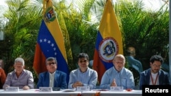 Delegaciones del ELN y del gobierno colombiano, en conferencia de prensa luego de celebrar la última ronda de conversaciones de paz con el gobierno de Colombia para este año, en Caracas, Venezuela, el 12 de diciembre de 2022.