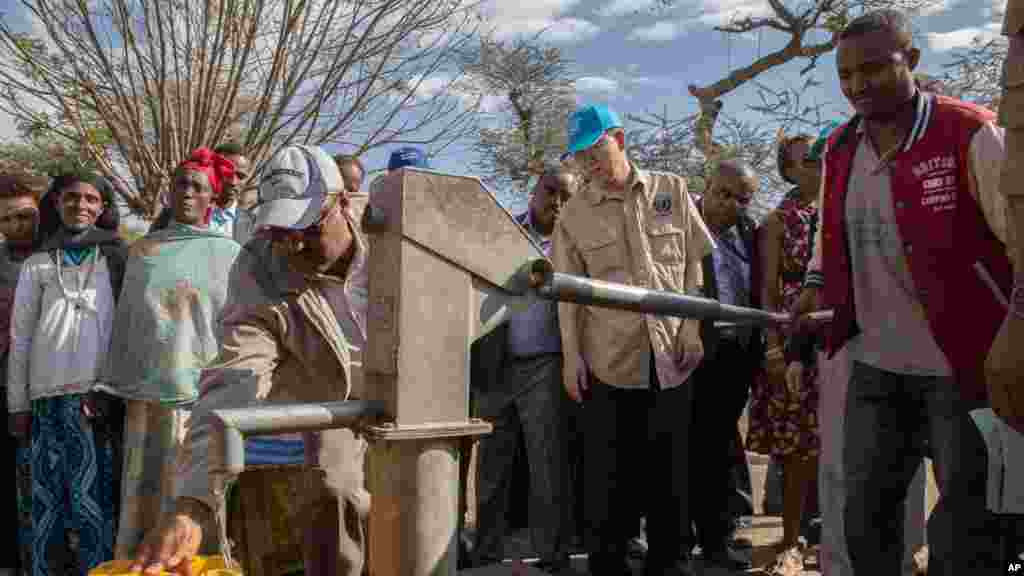 ዝዋይ ዱጋ ክልል በምትገኘው ኦጎቾ ገጠር የተባበሩት መንግሥታት ድርጅት ዋና ጸሓፊ ባን ኪ ሙን በኢትዮጵያ የተከሰተውን ድርቅና የምግብ እጥረት ሁናቴ በቅርብ ለመከታተል ወደ ኢትዮጵያ ተጉዘዋል