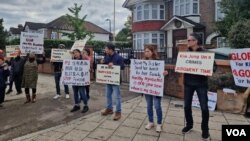 2023년 10월 북중 접경지역에서 강제 북송된 탈북민 김철옥 씨의 언니 김규리 씨와 인권 단체 회원들이 강제 북송 1년을 맞아 영국 런던 북한 대사관 앞에서 강제 북송 중단과 탈북민 석방을 촉구하는 시위를 벌이고 있다. (사진출처: 김규리 씨 제공)