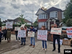 2023년 10월 북중 접경지역에서 강제 북송된 탈북민 김철옥 씨의 언니 김규리 씨와 인권 단체 회원들이 강제 북송 1년을 맞아 영국 런던 북한 대사관 앞에서 강제 북송 중단과 탈북민 석방을 촉구하는 시위를 벌이고 있다. (사진출처: 김규리 씨 제공)