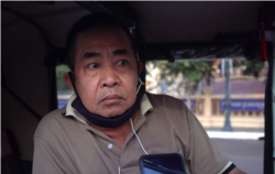 លោក ចាន់ សារឿន អាយុ៦២ឆ្នាំ អ្នករត់រម៉កកង់បីក្នុងរាជធានីភ្នំពេញ ខែមករា ឆ្នាំ២០២១។ (ខាន់ សុគុំមនោ/វីអូអេ)