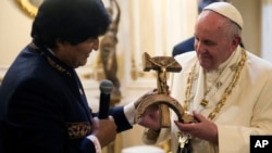 El papa recibe la oz y el martillo.