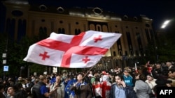 Demonstranti protiv Zakona o stranim agentima ispred parlamenta Gruzije u Tbilisiju. (Foto: Vano SHLAMOV/AFP)