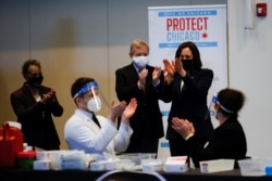 La vicepresidenta de Estados Unidos, Kamala Harris, visita un centro de vacunación contra COVID-19 en Chicago, el 6 de abril de 2021.