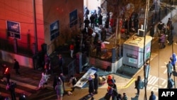 Mbështetësit e Presidentit Yoon duke hyrë në godinën e gjykatës (19 janar 2025)