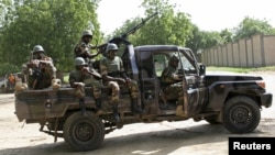 Des soldats du Niger sécurisent un sommet à Diffa le 3 septembre 2015. (REUTERS/Warren Strobel)