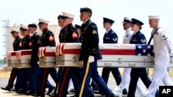 지난 2018년 8월 미군 장병들이 하와이 펄하버-히킴 합동기지에서 한국전쟁 참전 미군 유해 55구를 운구하고 있다. 