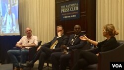 លោក Malachy Browne អ្នក​ផលិត​វីដេអូ​ជាន់​ខ្ពស់​សម្រាប់​កាសែត New York Times (រូប​ទី១​ពី​ឆ្វេង) លោក Scott Stearns អ្នក​គ្រប់​គ្រង​និពន្ធ​នាយក​របស់​ VOAផ្នែក​តំបន់​អាហ្វ្រិក (រូប​ទី២​ពី​ឆ្វេង) លោក Eloge Willy Kaneza ម្ចាស់ពាន​រង្វាន់ Peter Mackler សម្រាប់​ឆ្នាំ២០១៦ (រូប​ទី៣​ពី​ឆ្វេង) និង​អ្នក​ស្រី Louise Roug និពន្ធ​នាយក​នៅ​កាសែត Politico អឺរ៉ុប (រូប​ទី៤​ពី​ឆ្វេង) ថ្លែង​នៅ​ឯ​ពិធិ​ប្រគល់​រង្វាន់​អ្នក​កាសែត​ឆ្នើម Peter Mackler ឆ្នាំ២០១៦ នៅ​ឯ​ក្លិប​អ្នក​កាសែត​ជាតិ ក្នុង​រដ្ឋធានី​វ៉ាស៊ីនតោន កាលពី​ថ្ងៃ​ទី១៣ ខែ​តុលា ឆ្នាំ២០១៦។​ (ស្រេង លក្ខិណា/VOA) 