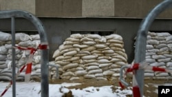 Sacos de arena cubren las ventanas de un edificio de apartamentos en Belgorod, Rusia, el 26 de enero de 2024. La ciudad sufrió un ataque de misiles ucranianos en diciembre de 2023 que dejó 25 muertos y 109 heridos.