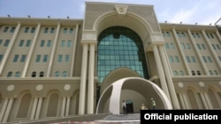 د دفاع وزارت د افسرانو د ذاتي چارو په نوي قانون کې د افسرانو د تقاعد عمر درې کاله کم شوی دی.