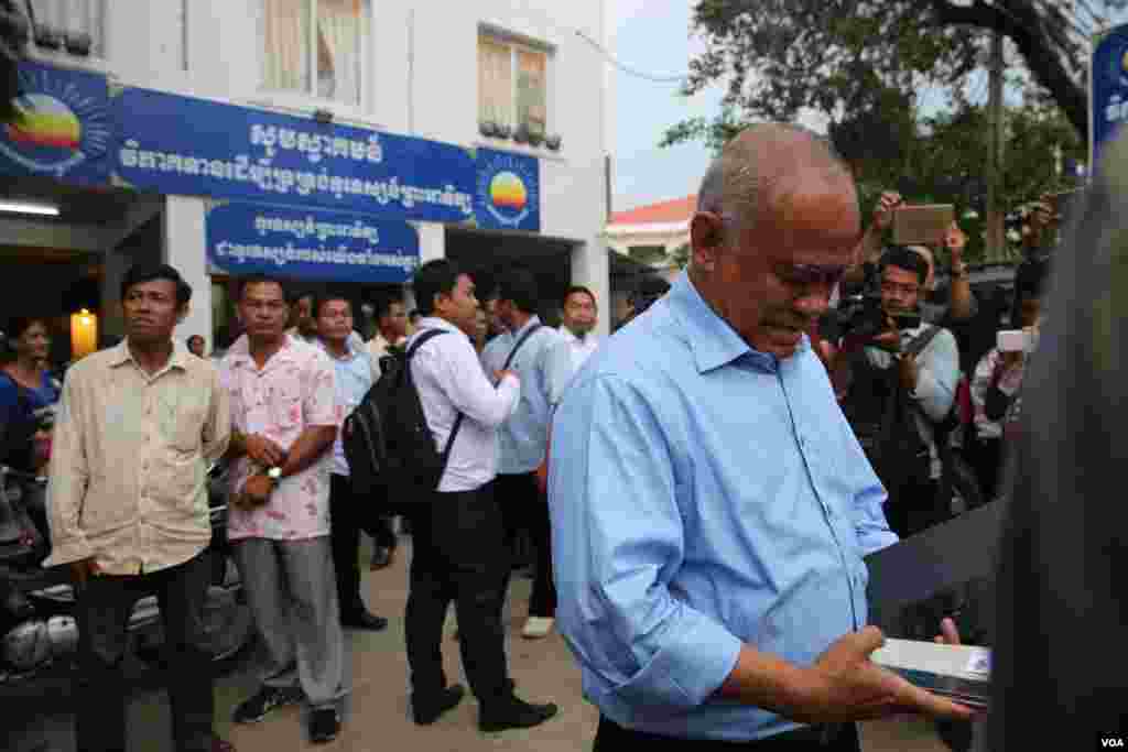 លោក ប៉ុល ហំម ឥស្សរជន​លំដាប់​ទីបី​នៃ​គណបក្ស​សង្គ្រោះ​ជាតិ​ដើរ​ចេញ​ពី​ទីស្នាក់ការ​កណ្ដាល​គណបក្ស ​កាលពី​ល្ងាច​ថ្ងៃព្រហស្បតិ៍ ទី២៦ ខែឧសភា ឆ្នាំ២០១៦។ (អូន ឆេងប៉រ/VOA)