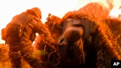 러시아 쿠르스크 지역에서 러시아 군 병사가 우크라이나 군을 향해 D-30 곡사포를 조준하고 있다. (자료화면)