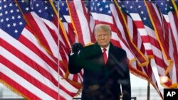 Predsjednik Donald Trump obraća se pristalicama na protestu u Vašingtonu, 6. januara 2020. (Foto: AP/Jacquelyn Martin)