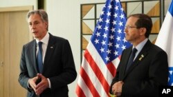 از راست به چپ، اسحاق هرتزوگ، رییس جمهور اسراییل، و انتونی بلینکن، وزیر خارجهٔ ایالات متحده 