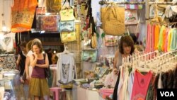 រូបឯកសារ៖ ទិដ្ឋភាព​ផ្សារ​រាត្រី​មួយ​កន្លែង​​នៅ​ក្រុង​សៀមរាប នៅ​យប់​ថ្ងៃ​ព្រហស្បតិ៍ ទី១៩ ខែ​មីនា ឆ្នាំ២០១៥។