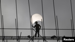 រូបឯកសារ៖ ​កម្មករ​សំណង់​ម្នាក់កំពុងធ្វើការ​លើអគារមួយ​ នៅ​រាជធានី​ភ្នំពេញ​ កាល​ពី​ថ្ងៃទី​៩ ខែ​មីនា​ ឆ្នាំ​២០១៦។​ 